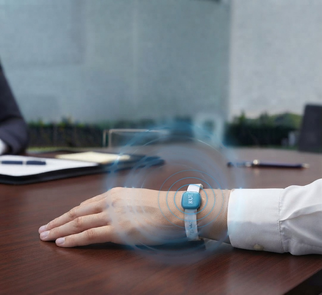 Kueband buzzing on the wrist at an interview table